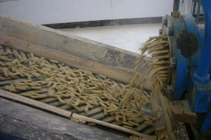puffed oil materials (rice-bran) by oil material extruder machine